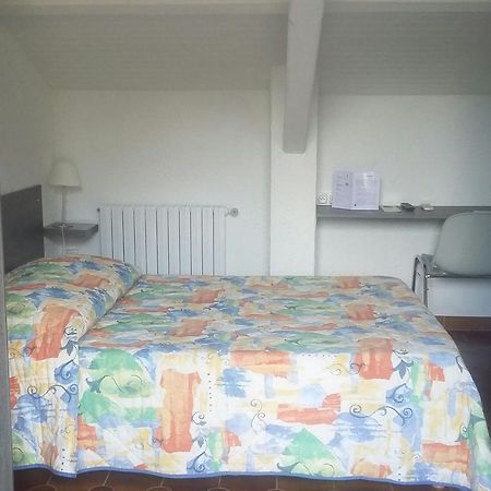 Hotel Restaurant Les 3 Chenes Fréjus Екстериор снимка