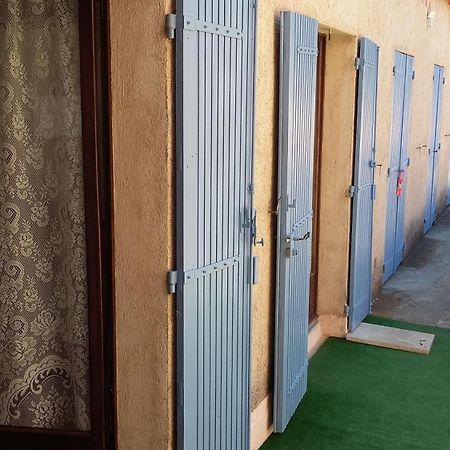 Hotel Restaurant Les 3 Chenes Fréjus Екстериор снимка