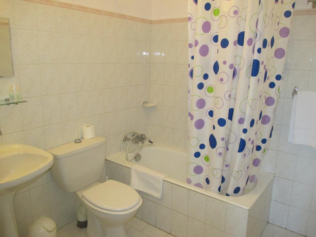 Hotel Restaurant Les 3 Chenes Fréjus Екстериор снимка