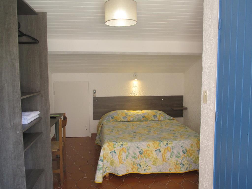 Hotel Restaurant Les 3 Chenes Fréjus Екстериор снимка