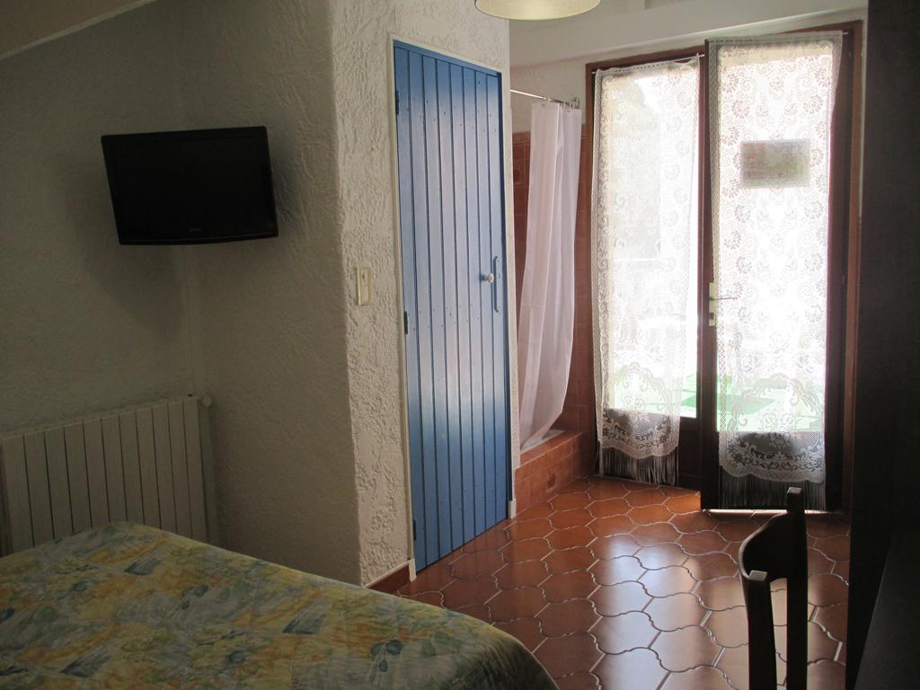Hotel Restaurant Les 3 Chenes Fréjus Екстериор снимка