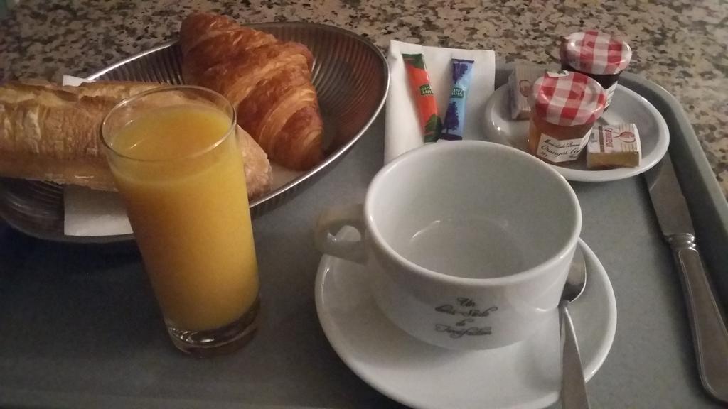 Hotel Restaurant Les 3 Chenes Fréjus Екстериор снимка
