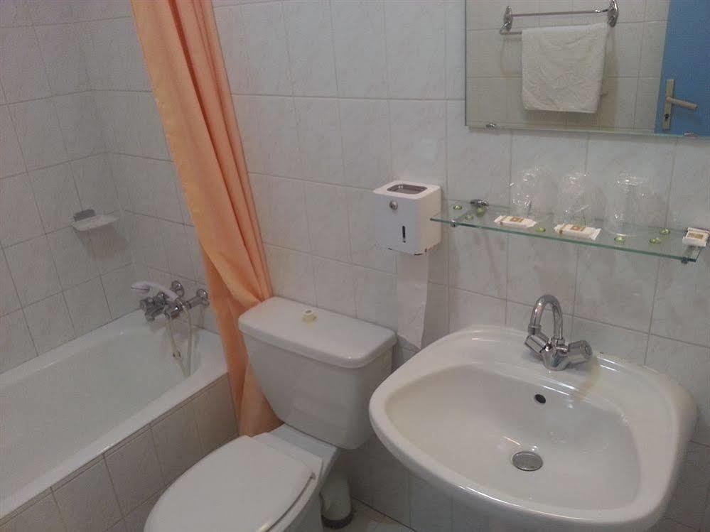 Hotel Restaurant Les 3 Chenes Fréjus Екстериор снимка