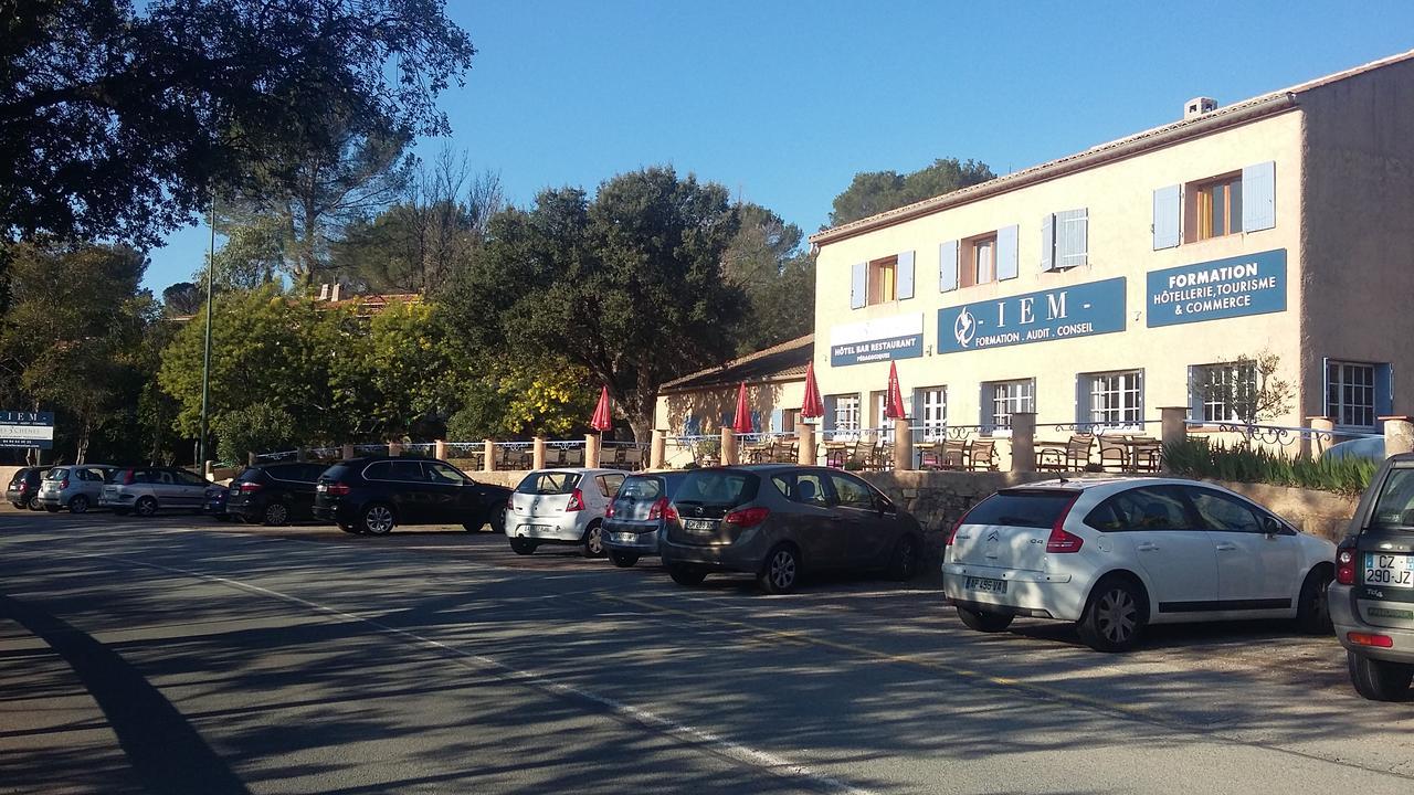 Hotel Restaurant Les 3 Chenes Fréjus Екстериор снимка